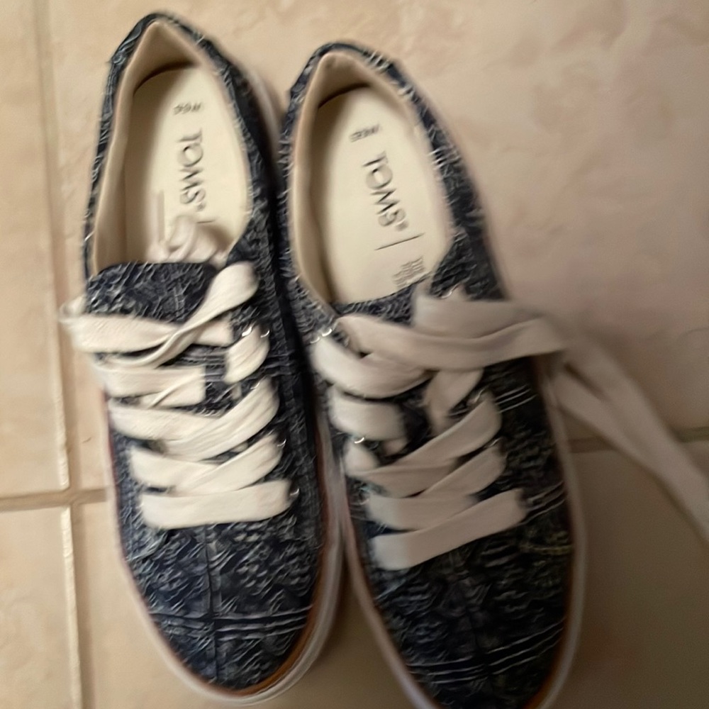 Toms sneakers